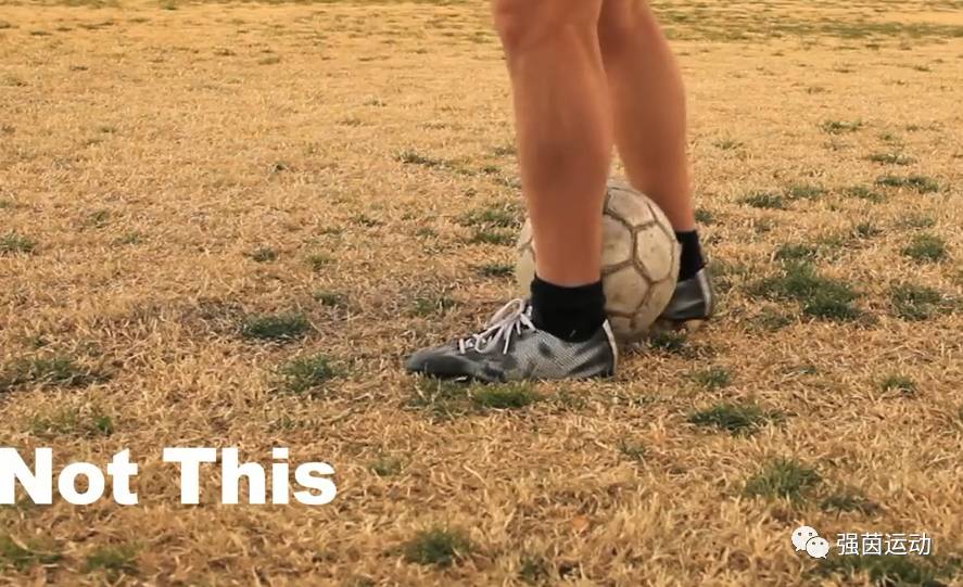 足球教学1v1防守,足球v字拉球视频教学