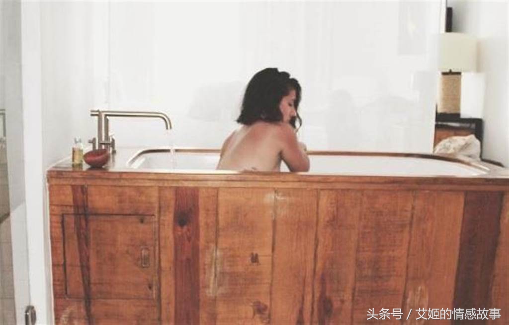 美国一位女作家用体液做香水味道超*情催**！