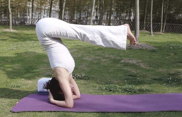 女生身上莫名其妙有淤青牙龈出血,女子突然皮下出血是瑜伽惹的祸