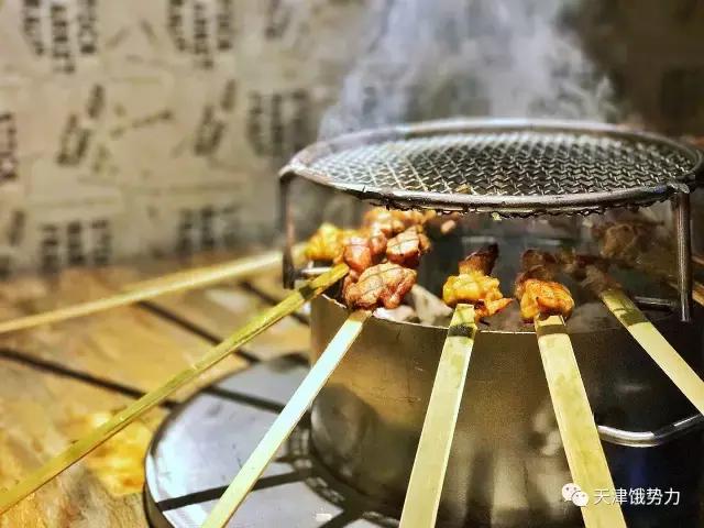 大金链子小手表先吃烧烤后泡澡,大金链子小手表吸着烟