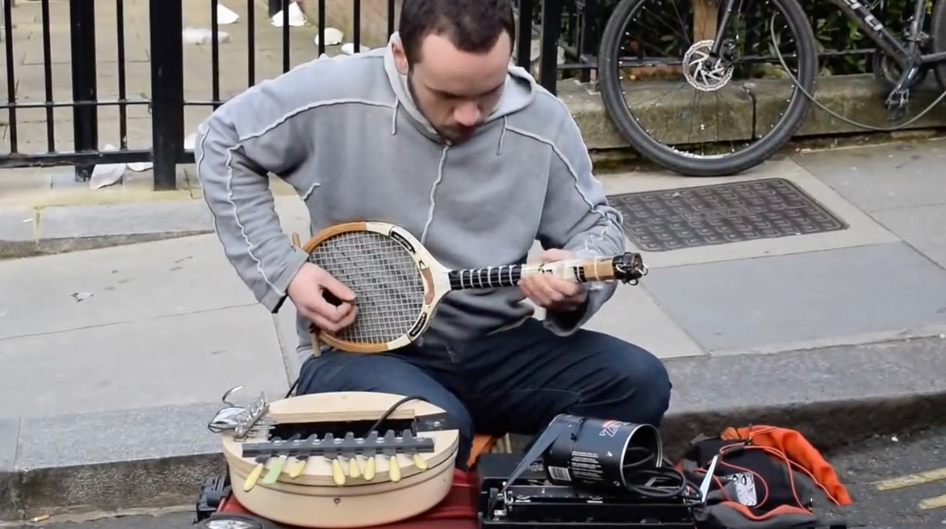 周末福利｜用球拍打字机在街头玩电子音乐