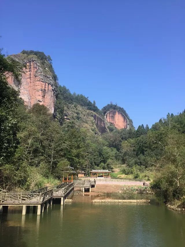 八千里路云和月的上一句,八千里路云和月一骑绝尘