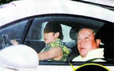 曾宝仪12岁了曾志伟才和她见面,曾宝仪几岁和曾志伟相认的