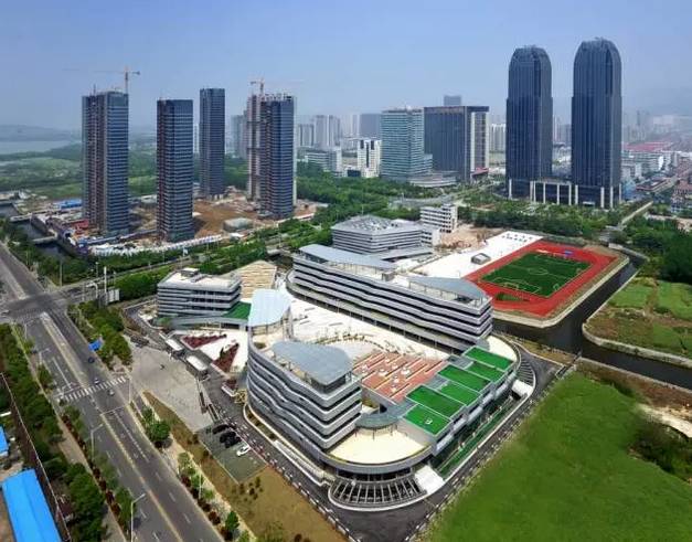 彩练当空水波荡漾：无锡蠡园中学