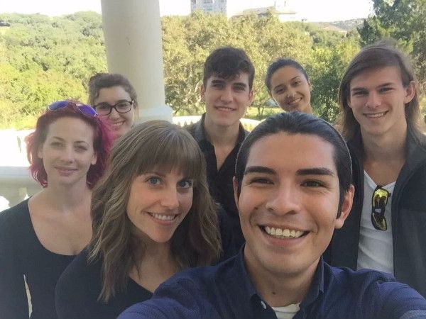 三个一无所有的女人，用以物换物和手工制作的方式再造绝代艳后！