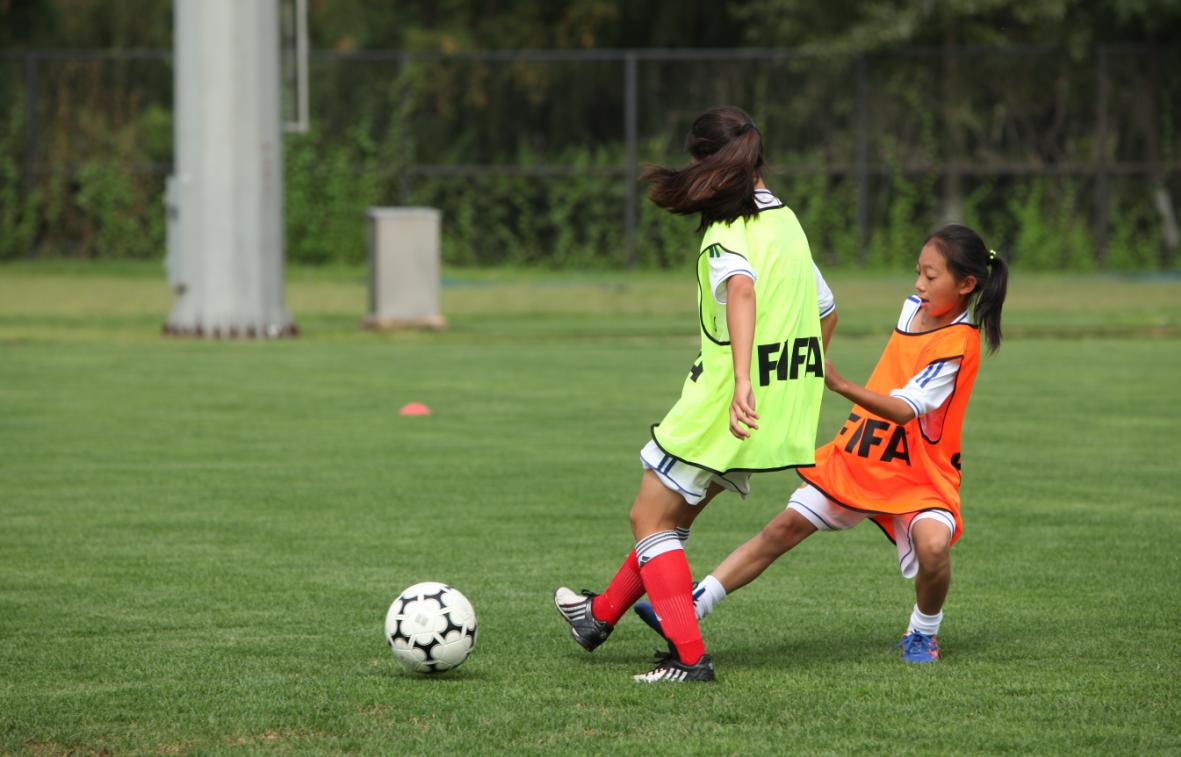 踢足球吧少年电影,足球吧少年逐梦绿茵