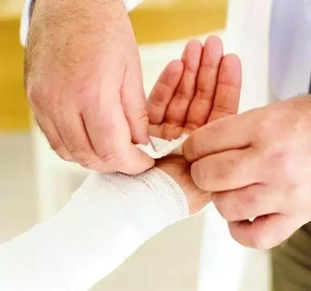 手术伤口感染用什么消炎药,手术后伤口发炎能吃消炎药吗