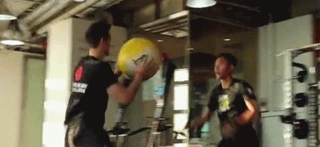 恒大对手冒雨训练美女主帅与球迷合影不关注“退票”风波