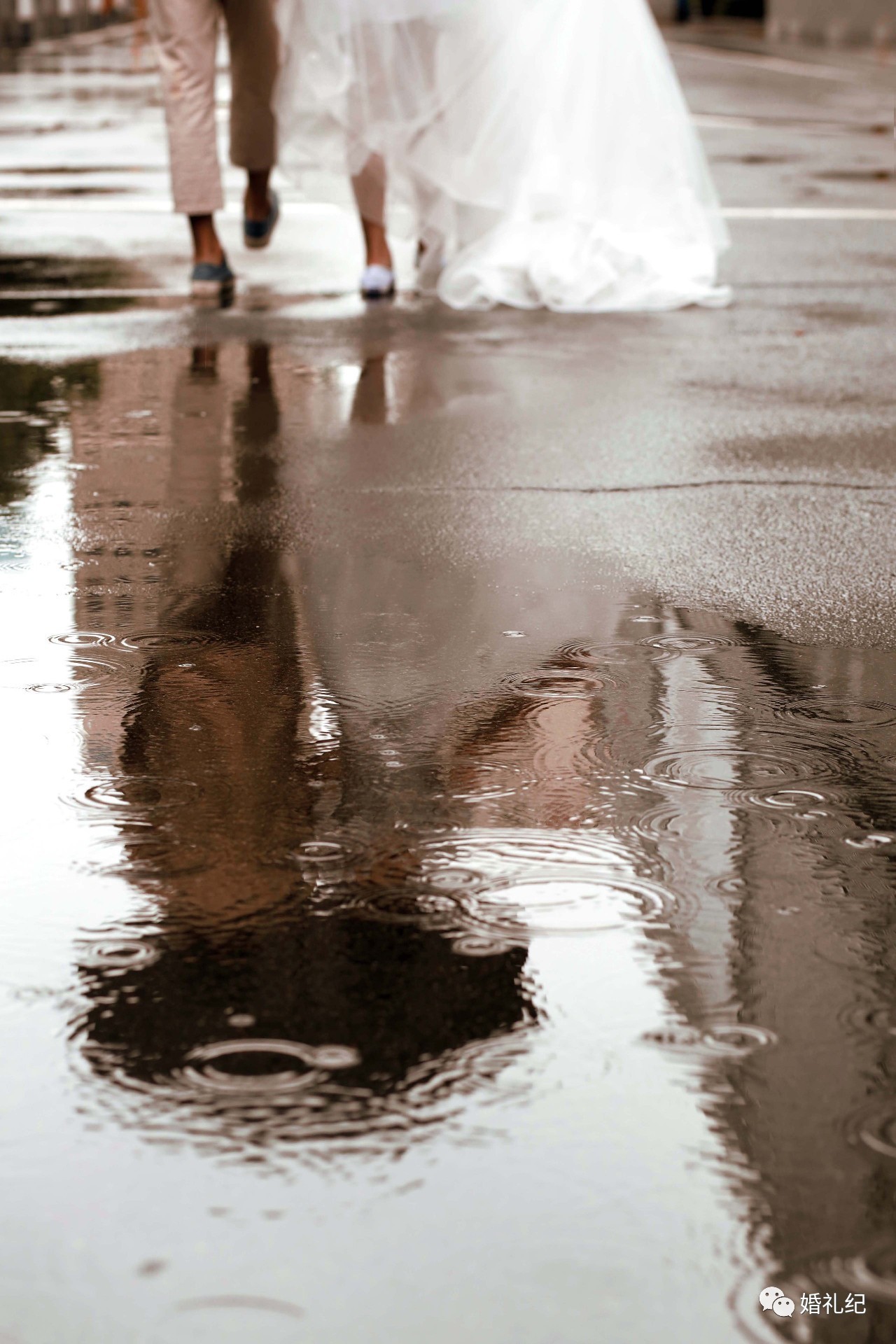 春天适合拍婚纱照的地方,雨天拍婚纱照也是别有一番风味