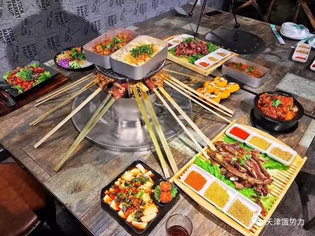 大金链子小手表先吃烧烤后泡澡,大金链子小手表吸着烟