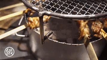 大金链子小手表先吃烧烤后泡澡,大金链子小手表吸着烟