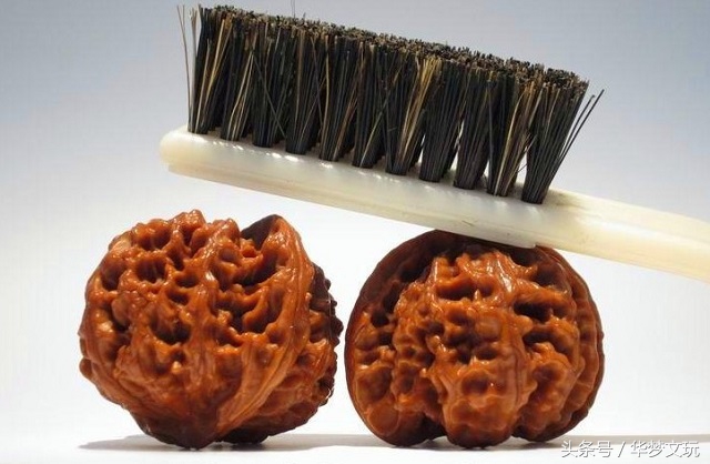 刚买的文玩核桃可以用水清洗吗,文玩核桃怎么清洗比较干净