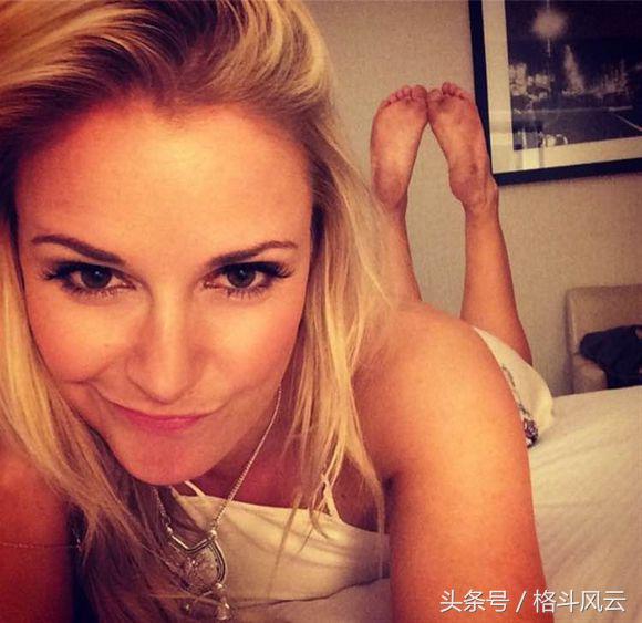 卢瑟夫和米兹拉娜,wwe拉娜跪地向卢瑟夫认错