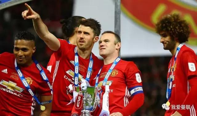 曼联首冠绝非终点,穆帅了却弗爵最大夙愿!颁奖典礼一瞬间太酷了