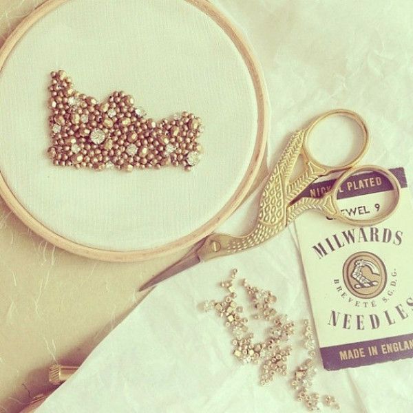 远离时尚圈，她选择通过刺绣和自然对话