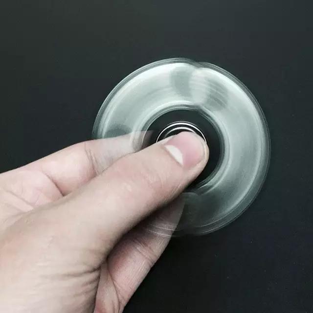 飞速旋转陀螺,飞速旋转七彩的陀螺