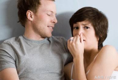 从牙缝中抠出一大块牙结石,从牙齿里面抠掉碎块很臭怎么消除