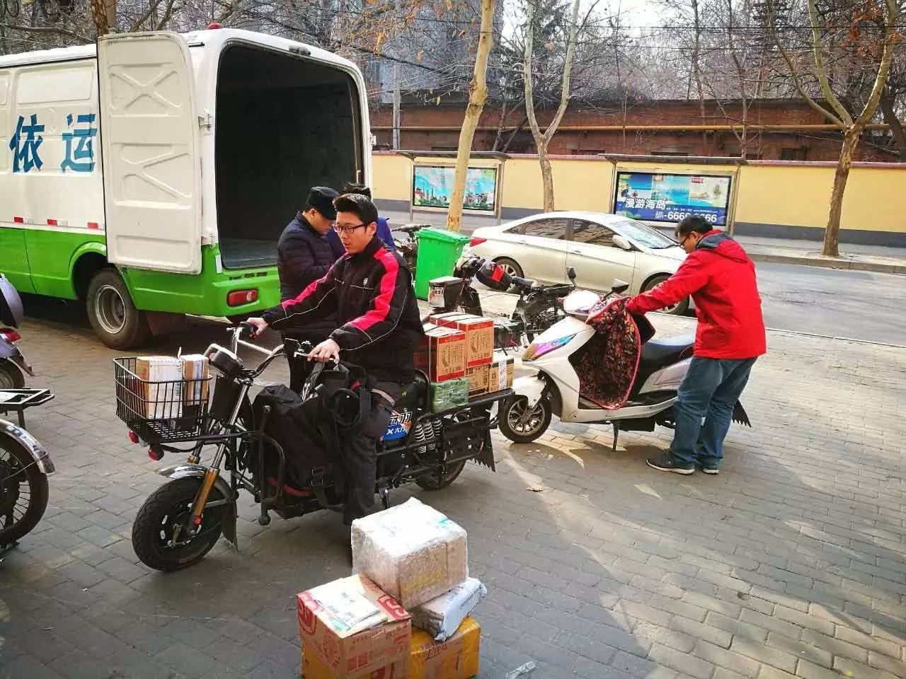 疯了！一群人在街上要钱，用了什么方法……竟拿到了这么多！