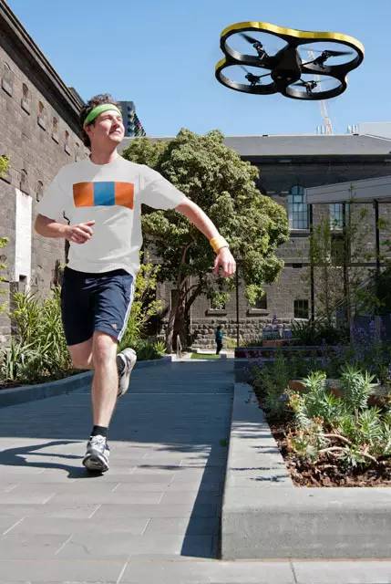 这些健身界的“黑科技”简直太棒了！虚拟现实健身器、冷冻治疗仪、陪跑飞行器、智能运动健身衣……看到的瞬间就已经瘦了！