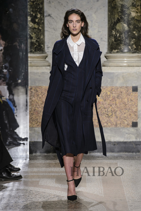 智慧女性心目中的最佳气质！MARYLING2017秋冬女装秀，海报网带你亲临2017秋冬米兰时装周