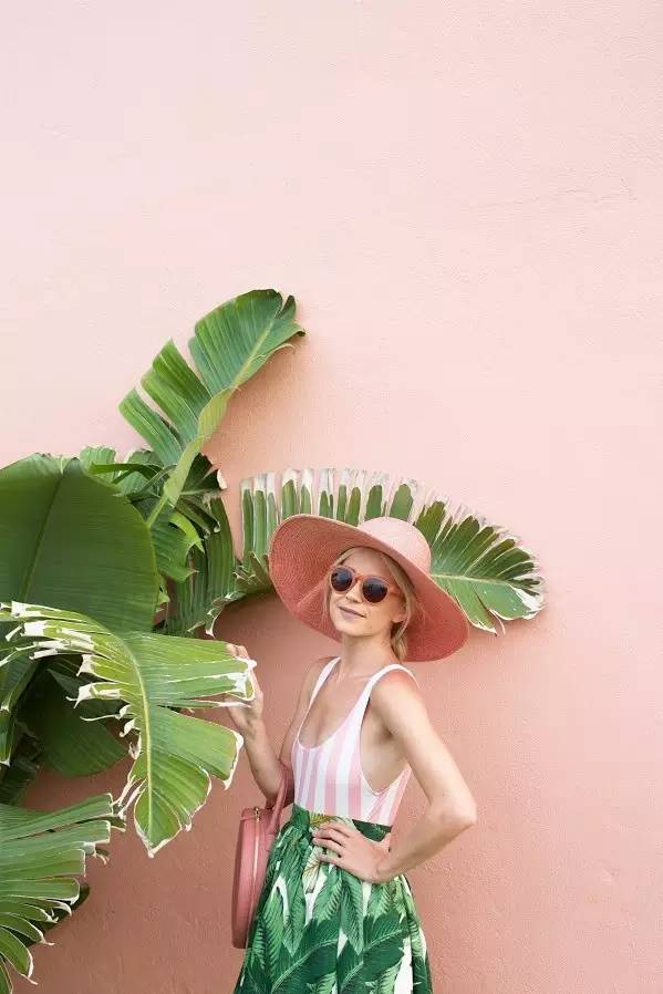 这个从不摘墨镜的酷女孩，竟然把粉红色穿得这么好看！