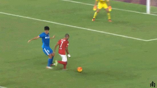 当香港球员砍树式伐倒阿兰瞬间揪心灵动双腿的表演历历在目