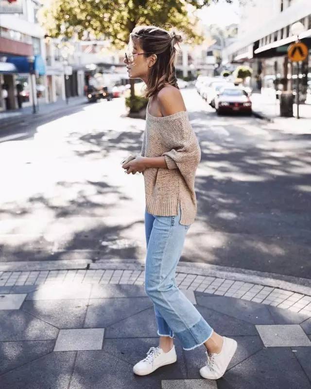 牛仔裤卷裤脚好看还是不卷好看,不剪裤脚的牛仔裤春夏新款