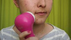 迪丽热巴关晓彤同款洗脸神器大PK!科莱丽vs露娜谁更好用?