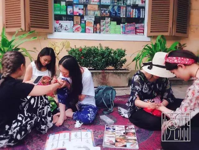 杭州夫妻靠摆摊走遍63个国家 (90后姑娘靠摆摊走遍7个国家)