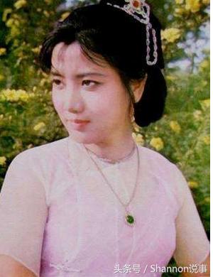 春晚第一位女主持，却因*税逃**入狱2年，复出后60岁演18岁少女