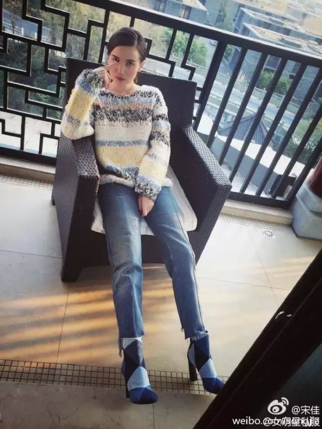 牛仔裤卷裤脚好看还是不卷好看,不剪裤脚的牛仔裤春夏新款