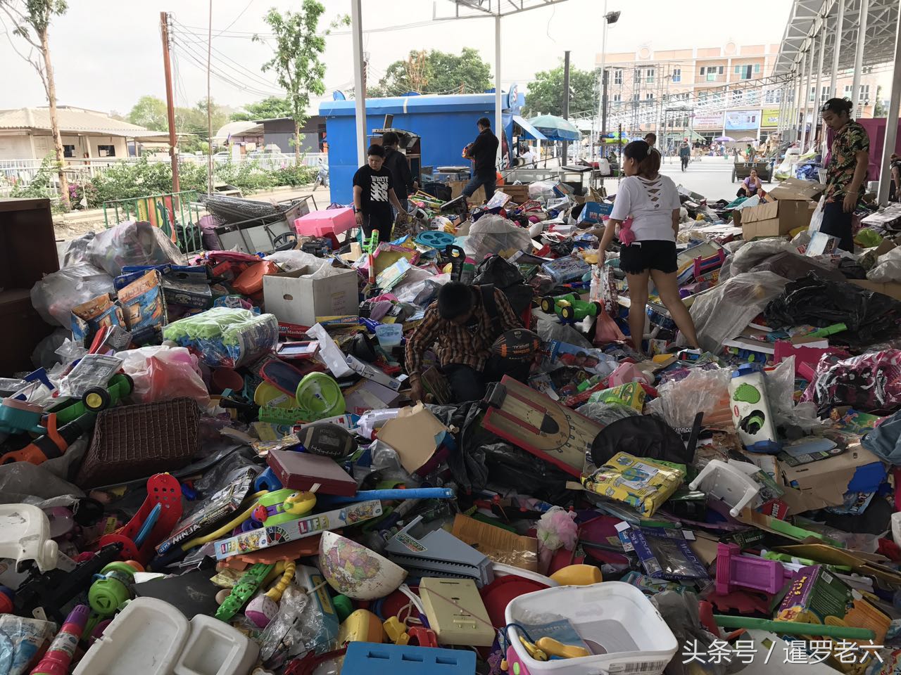 曼谷必买的小玩具,曼谷旧玩具市场