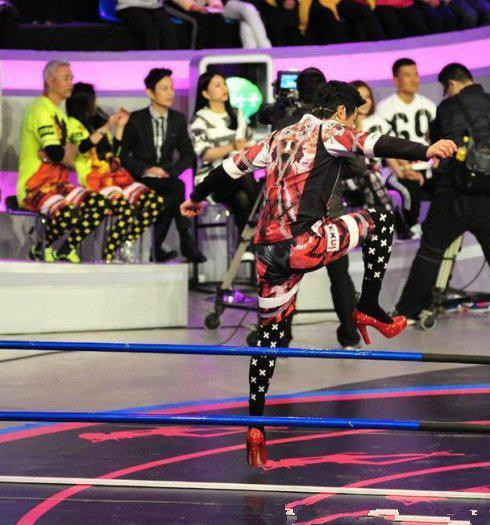 朱亚文穿高跟鞋的视频,男星穿上高跟鞋