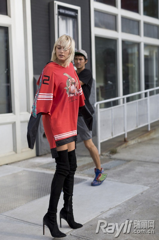 何洁穿过膝长靴视频,何洁靴子