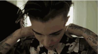 深夜东西｜在男女神之间切换自如的酷女孩，把多少姑娘都掰弯了……