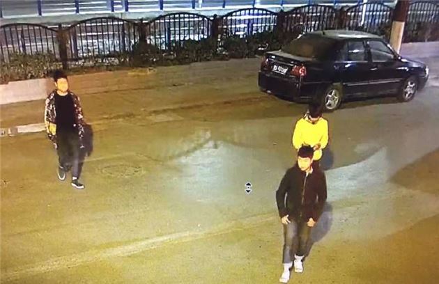 抢红包来真的？路边深夜抢劫时专抢微信红包！来看！