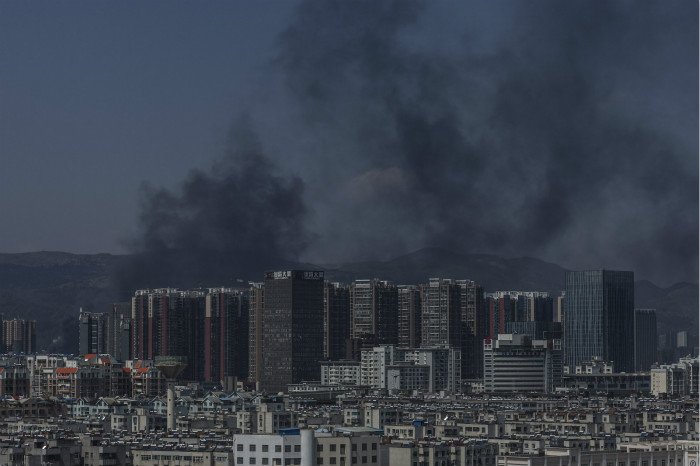 浓烟冲天一工厂发生火灾,五菱汽车车间起火