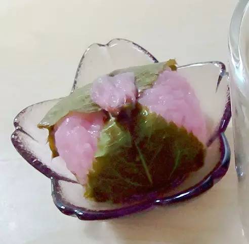 姑娘，我们一起去吃樱花吧！春日24款樱花限定小食已上线！