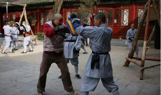 少林武僧转头,少林功夫原地挺身