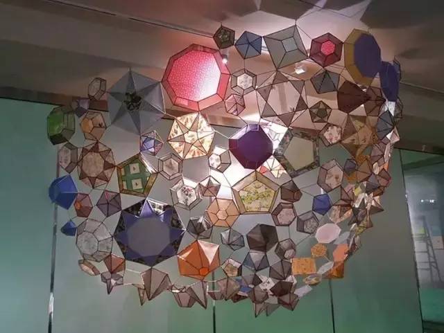 用废弃的石头做宝石,纸做的绿宝石变晶体