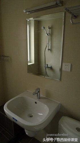 带天井的木头老房子,60平老房子一楼带院子