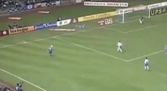 大力出奇迹把球踢爆了,大力出奇迹足球破门