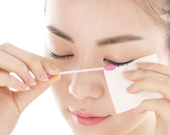 不卸妆的后果就是皮肤容易长痘,不卸妆的伤害