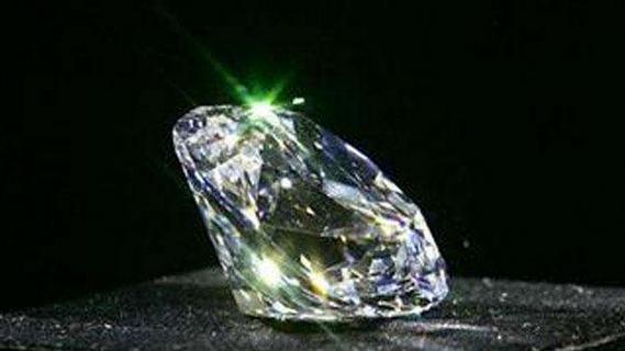 沙滩上偶然发现一个奇怪的石头,在野外意外发现巨大钻石