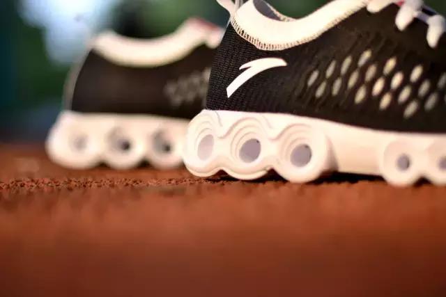 我在安踏官网定制了双鞋,成品真的惊艳到了我自己!