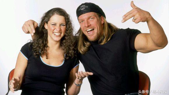 卢瑟夫和米兹拉娜,wwe拉娜跪地向卢瑟夫认错