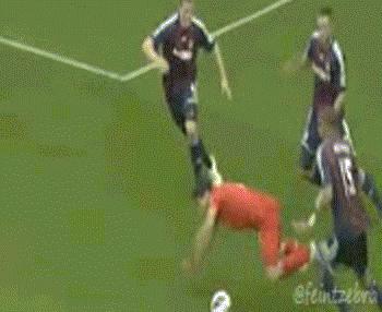 足球场上打一耳光然后假摔,足球场上被打一巴掌跳起来假摔