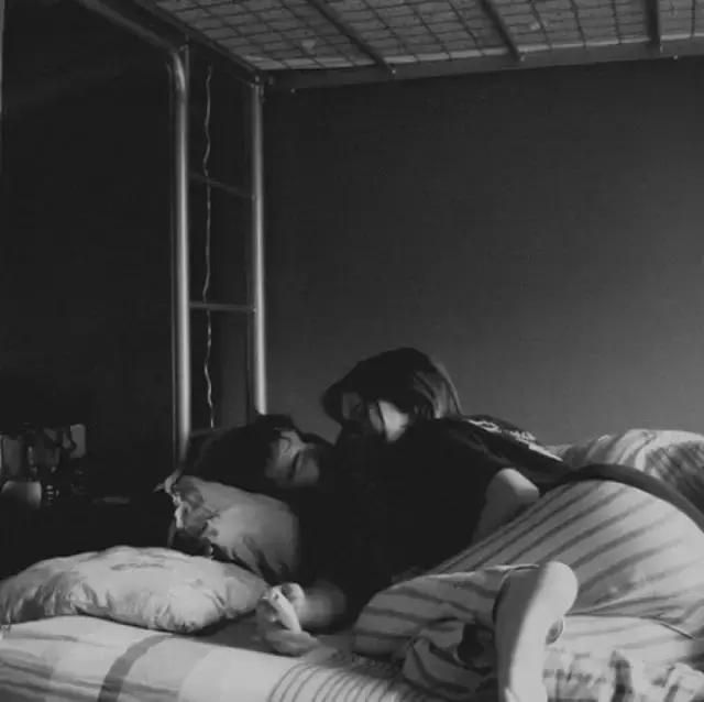 该不该跟比自己小的男生在一起?