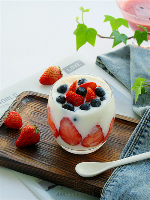女性喝草莓酸奶,草莓酸奶饮