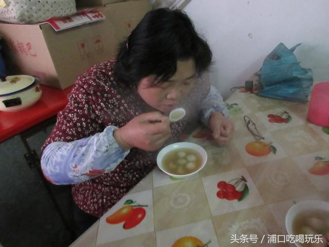 吃在浦口古稀老夫妻喊你来吃手工元宵喽！三块钱六个卖了15年